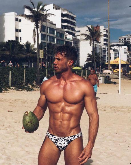 湖南健身男网红吃瓜